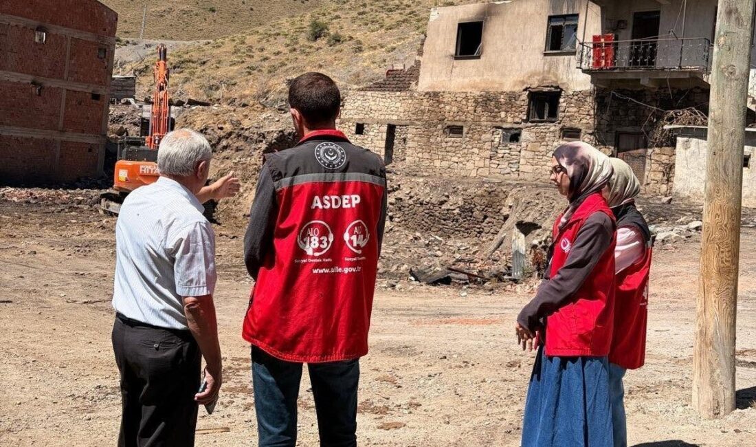 Bayburt’un Yazyurdu köyünde sobadan sıçrayan kıvılcımlar nedeniyle çıkan yangında evleri