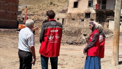 Bayburt’un Yazyurdu köyünde sobadan sıçrayan kıvılcımlar nedeniyle çıkan yangında evleri