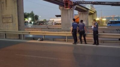 Kocaeli’nin Gebze ilçesinde bir şahıs, üst geçitte yarı çıplak halde