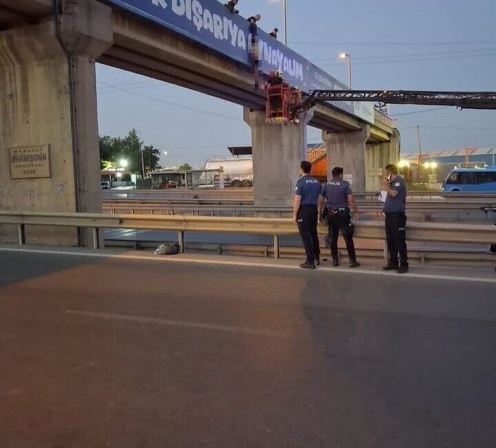 Kocaeli’nin Gebze ilçesinde bir şahıs, üst geçitte yarı çıplak halde