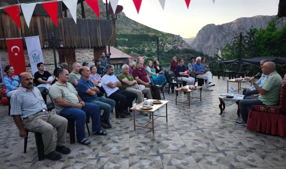 Erzincan’ın Kemaliye (Eğin) ilçesinde şenlik kapsamında “Yaşayan Kütüphane Söyleşisi” gerçekleştirildi.