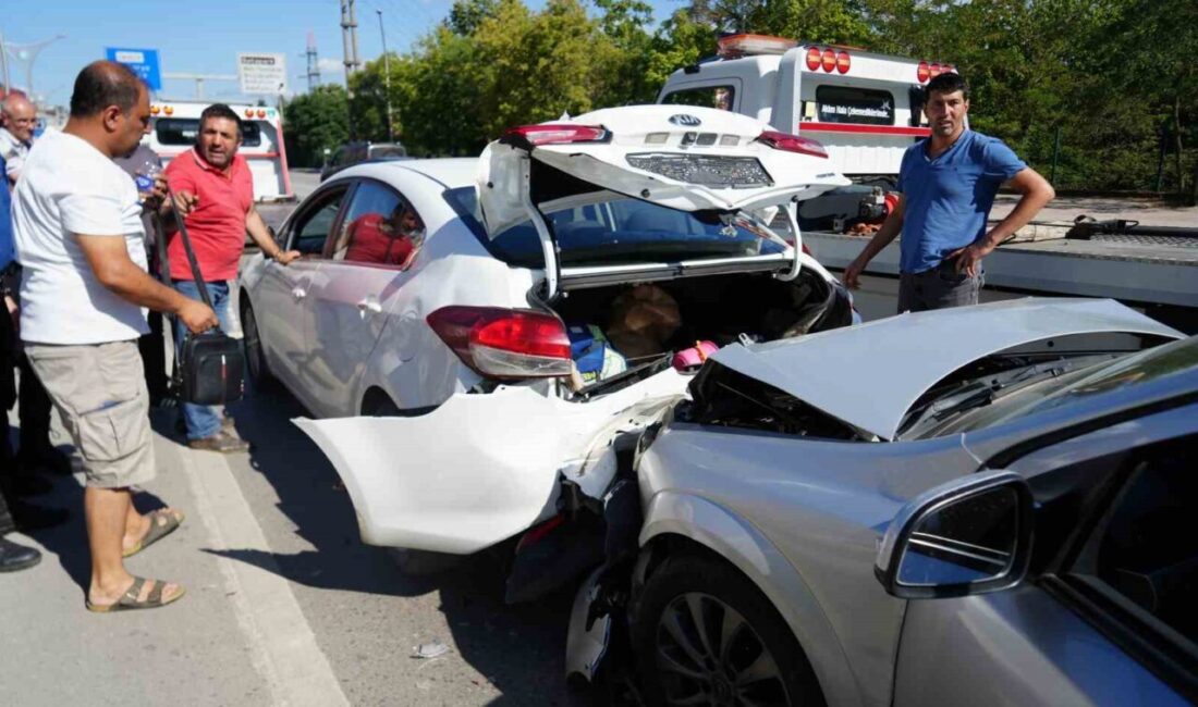 Kocaeli D100 Karayolu’nda trafiğin yavaşlaması neticesinde 3 aracın karıştığı trafik