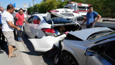 Kocaeli D100 Karayolu’nda trafiğin yavaşlaması neticesinde 3 aracın karıştığı trafik