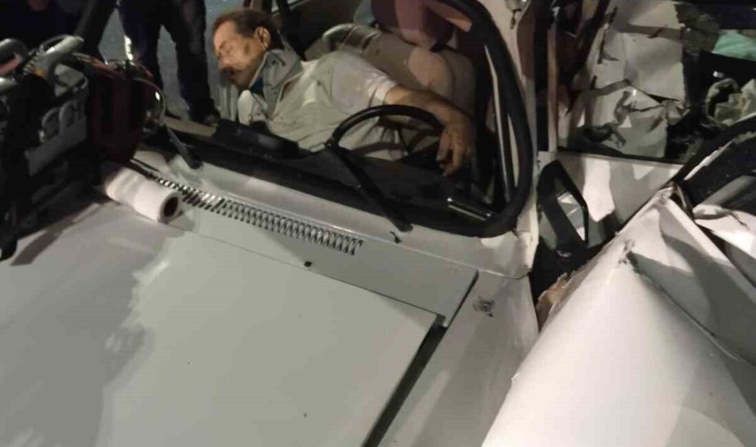Gümüşhane-Trabzon karayolundaki Yeni Zigana Tüneli’nde arızalanarak duran otomobile TIR’ın arkadan