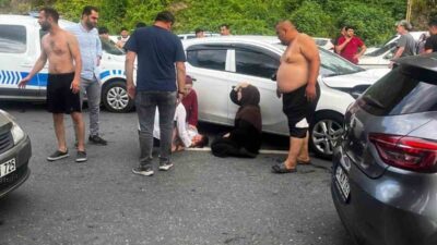 Zonguldak’ın Ereğli ilçesinde otomobilin çarptığı baba ile oğlu ağır yaralandı.