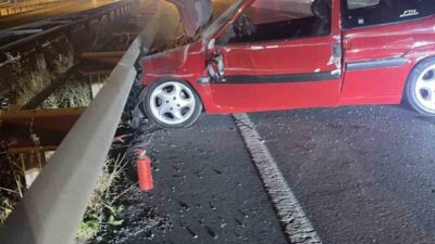 Zonguldak’ın Ereğli ilçesinde kontrolden çıkan otomobil bariyerlere çarptı. Kazada sürücü